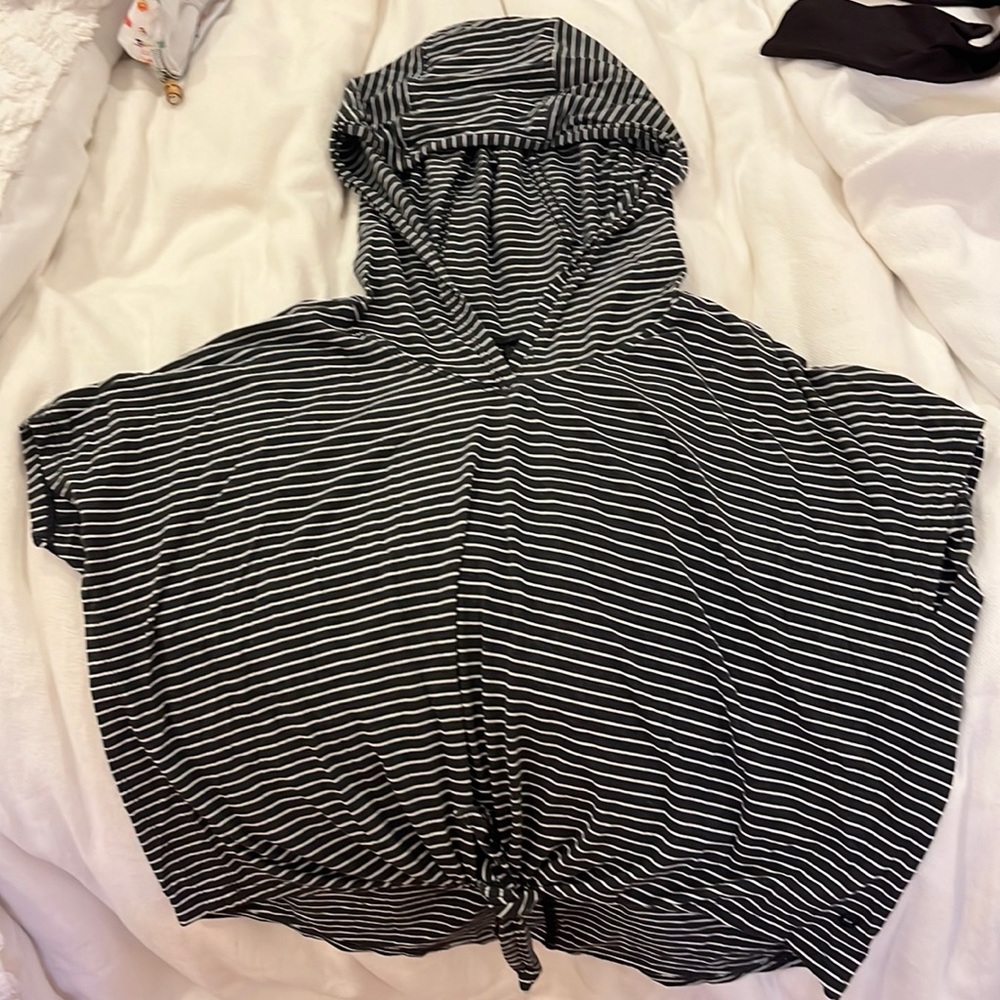 “Oversized” lululemon Tee. Tie Knot in front. White and Dark Gray striped. 4-6